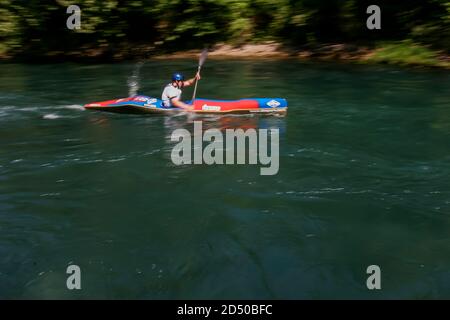Un kayakiste indetifié navigue son kayak à travers l'eau vive de la rivière una près de Bihac, Bosnie 17, mai 2007. Banque D'Images