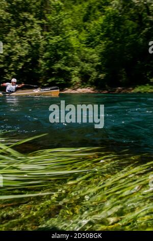Un kayakiste indetifié navigue son kayak à travers l'eau vive de la rivière una près de Bihac, Bosnie 17, mai 2007. Banque D'Images