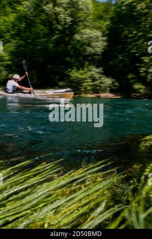 Un kayakiste indetifié navigue son kayak à travers l'eau vive de la rivière una près de Bihac, Bosnie 17, mai 2007. Banque D'Images