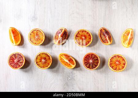 Groupe de produits frais bio orange sanguine sicilienne et tranchés dans la rangée entière over white background. Mise à plat, de l'espace Banque D'Images