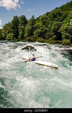 Un kayakiste indetifié navigue son kayak à travers l'eau vive de la rivière una près de Bihac, Bosnie 17, mai 2007. Banque D'Images