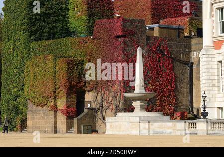 Londres, Angleterre, Royaume-Uni. Parade des gardes à cheval - Virginia Creeper (Parthenocissus quinquefolia) change de couleur à l'arrivée de l'automne - début octobre 2020. Royal Banque D'Images