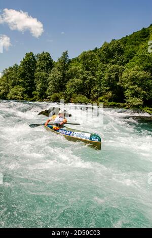 Un kayakiste indetifié navigue son kayak à travers l'eau vive de la rivière una près de Bihac, Bosnie 17, mai 2007. Banque D'Images
