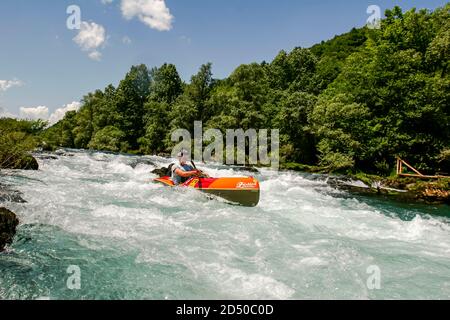 Un kayakiste indetifié navigue son kayak à travers l'eau vive de la rivière una près de Bihac, Bosnie 17, mai 2007. Banque D'Images
