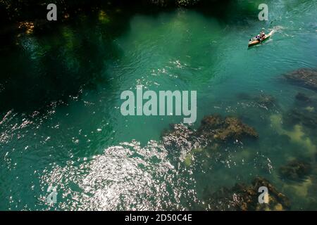 Un kayakiste indetifié navigue son kayak à travers l'eau vive de la rivière una près de Bihac, Bosnie 17, mai 2007. Banque D'Images