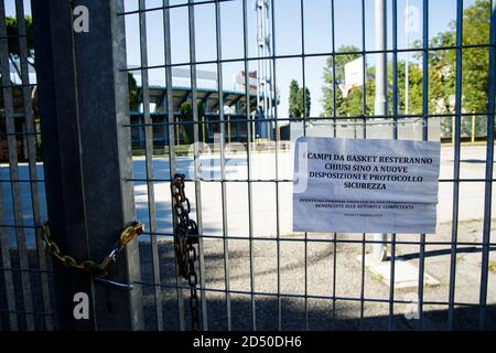 Avis à l'extérieur d'une aire de jeux qui avertit de la fermeture de L'aire de jeu en raison des restrictions de covid à Bologne (Italie) le 18 juillet 2020 Banque D'Images