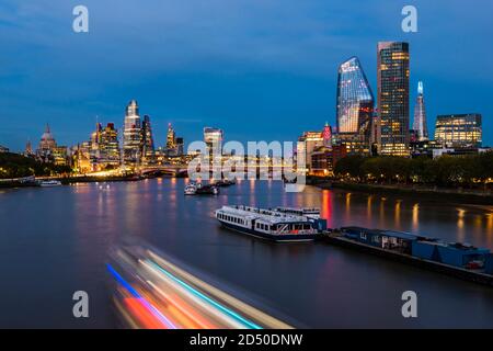 Après la tombée de la nuit, au-dessus de la ville et du pont Blackfriars, pris du pont de Waterloo, Westminster, Londres, Royaume-Uni Banque D'Images