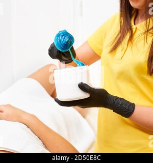 cire pour dépilating talc et bandes de tissu sur le la table a une place pour écrire Banque D'Images