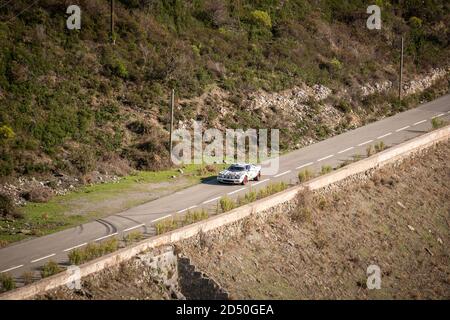 Col de San Colombano, Corse, France - 8 octobre 2020 : Philippe Vandromme et Frédéric Vivier concourent dans leur Lancia Stratos au Tour de Cor 2020 Banque D'Images