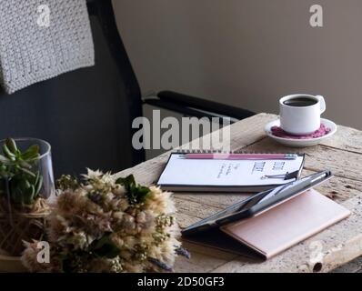 Bureau confortable avec un bureau en bois dans des tons de crème et de rose Banque D'Images