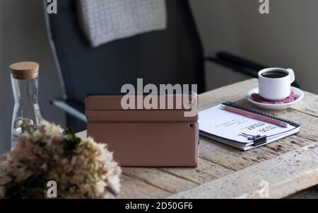 Un bureau à la maison confortable avec un bureau en bois récupéré tons crème et rose Banque D'Images