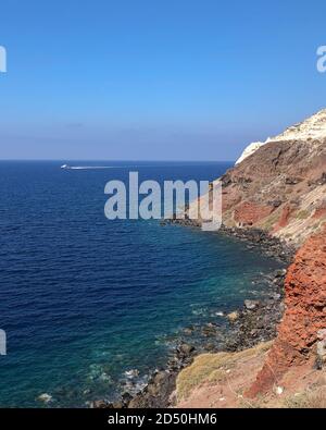 Vue sur une côte grecque déchiquetée pendant la journée. Autour de la baie d'Amoudi, sur l'île de Santorini en Grèce. Banque D'Images