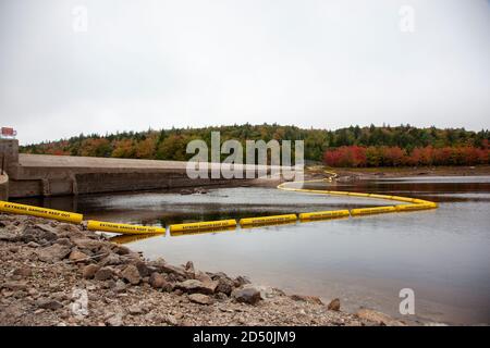 Le 27 septembre 2020- Halifax (Nouvelle-Écosse) : le barrage hydroélectrique sur Sandy Lake, dans la région de la baie St. Margaret's Banque D'Images