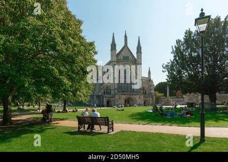 Cathédrale de Winchester, vue en été des personnes se détendant dans le domaine de la cathédrale dans le centre de Winchester, Hampshire, Angleterre, Royaume-Uni Banque D'Images