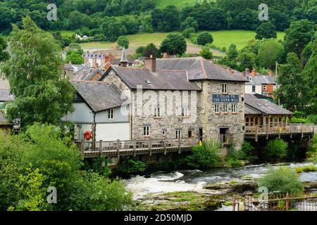 Le moulin à maïs un pub et restaurant au bord de l'eau à côté du pont de Llangollen Dee dans le Nord du Pays de Galles sur les rives de la rivière Dee Banque D'Images