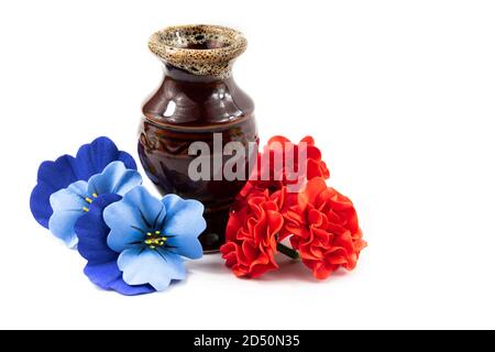 Isolé sur des images de fond blanc encore la vie avec des fleurs et vase, belle composition, vacances Banque D'Images