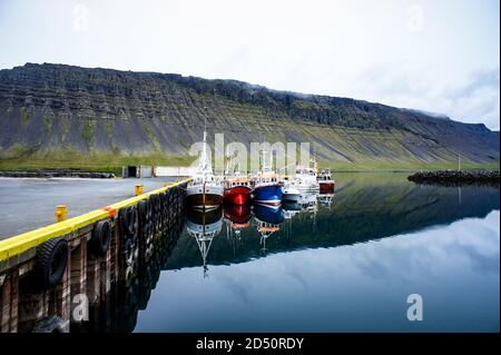 Navires dans le port des eaux islandaises en toile de fond d'un paysage de montagne Banque D'Images