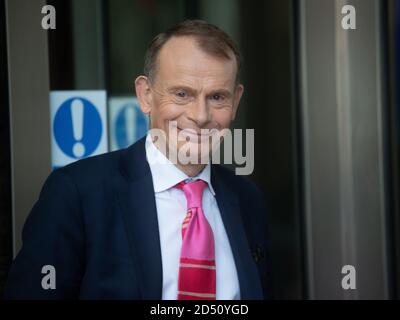 Le journaliste et diffuseur, Andrew Marr, quitte les studios BBC après avoir présenté son émission politique d'actualité, le Andrew Marr Show. Banque D'Images