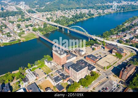 Wheeling suspension Bridge et fort Henry Bridge, Ohio River, Wheeling, Virginie-Occidentale, Etats-Unis Banque D'Images