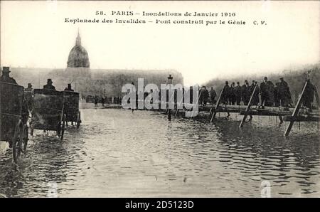 Paris, Inondation 1910, Esplanade des Invalides, Pont construit par le Génie | utilisation dans le monde entier Banque D'Images