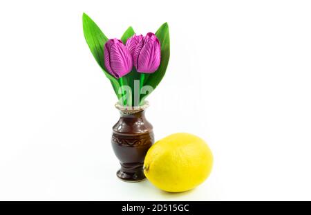 Nature morte de fruits et de vin isolé sur fond blanc Banque D'Images