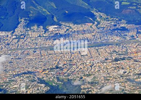 Vue aérienne sur la ville de Quito, Équateur. Dans le centre l'ancien aéroport Mariscal sucre, maintenant un parc métropolitain Banque D'Images