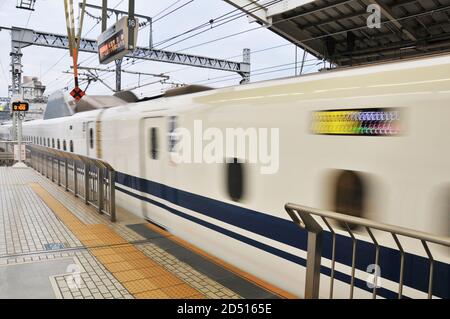 Train Shinkansen entrant à la gare de Kyoto, Japon Banque D'Images