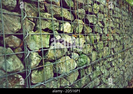 Clôture avec gabions et pierres Banque D'Images