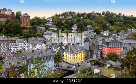 Paysage urbain de Monschau en Allemagne. Banque D'Images