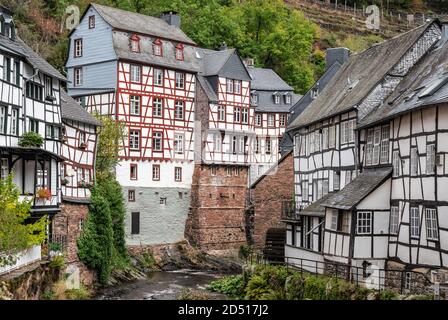 Beaux bâtiments dans la vieille ville de Monschau, Allemagne. Banque D'Images