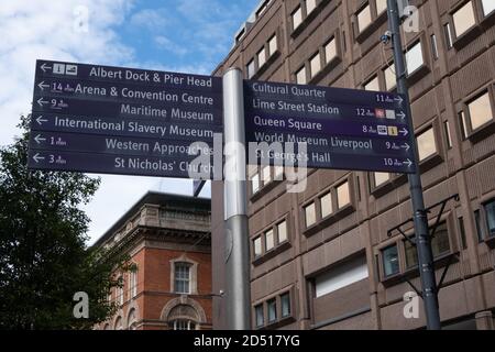 Panneaux de direction touristique à Liverpool juillet 2020 Banque D'Images