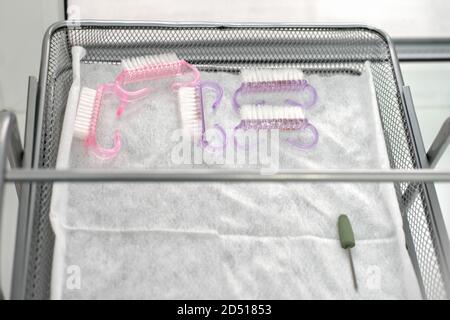 désinfection professionnelle des brosses de salon de manucure. nettoyage des brosses et des limes à ongles sur le plateau médical après nettoyage dans l'autoclave. stérilisation des instruments dans le salon de beauté. outils et accessoires. Banque D'Images