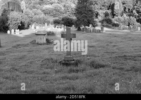 image en noir et blanc de la pierre de tête transversale dans le chantier naval avec de l'herbe avec beaucoup de pierres de tête derrière, dans la journée Banque D'Images