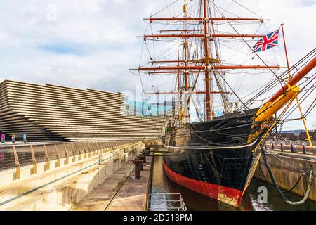 V et UN musée d'art moderne sur l'Esplanade du fleuve, Dundee à côté du RRS Discovery, une barque à bord, trois navires à vapeur à mâts, construit en 1901 et Banque D'Images