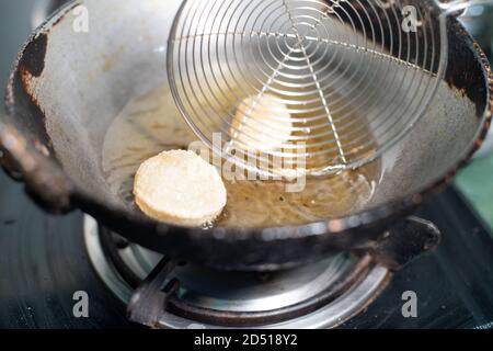 photo de la petite cuisine de rue du nord de l'inde ged gappe pani puri ou puchke frits à partir de la pâte dans de l'huile chaude pour les faire ronds sphères de boule dorée creuses Banque D'Images