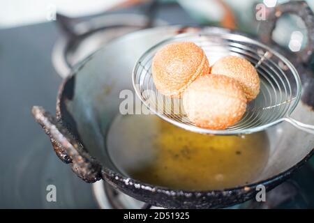 photo de la petite cuisine de rue du nord de l'inde ged gappe pani puri ou puchke frits à partir de la pâte dans de l'huile chaude pour les faire ronds sphères de boule dorée creuses Banque D'Images