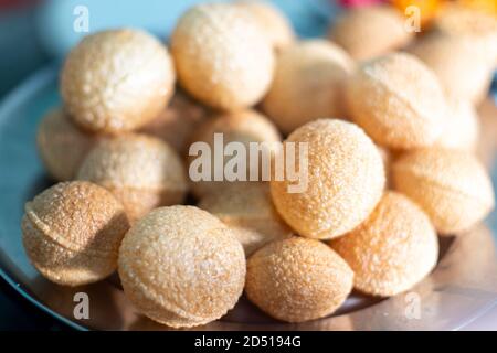 photo de la petite cuisine de rue du nord de l'inde ged gappe pani puri ou puchke frits à partir de la pâte dans de l'huile chaude pour les faire ronds sphères de boule dorée creuses Banque D'Images