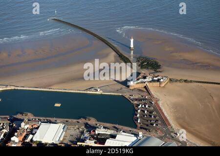 Vue aérienne du phare de New Brighton, du lac Marine et du parc de voitures Perch Rock, Wallasey, Merseyside Banque D'Images