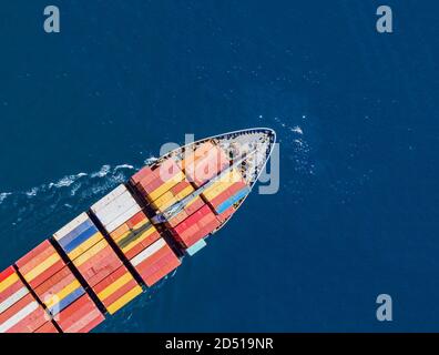 Navire-conteneur, commerce et logistique d'importation et d'exportation, vue aérienne du dessus. Transport par eau, transport international de marchandises, commerce et tra Banque D'Images