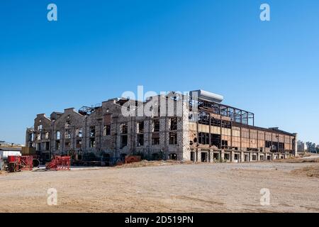 Ancienne usine industrielle abandonnée. Usine d'engrais briques de construction ruines à Drapetsona Pirée Grèce, ciel bleu, jour ensoleillé. Banque D'Images