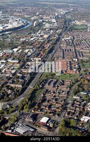Vue aérienne de l'autoroute M602 depuis l'est vers l'ouest en direction de la M60, sortie 12, Salford, Manchester Banque D'Images