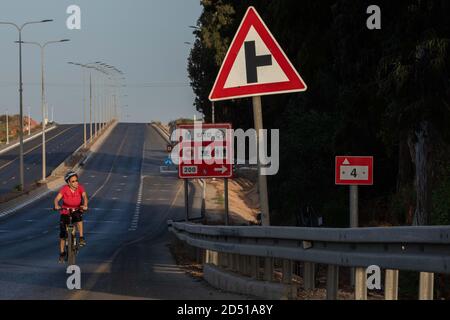 Israël, les enfants et les familles apprécient les rues vides pour faire du vélo pendant Yom Kippour. Pratiquement tout le trafic motorisé s'arrête pendant l'hologramme juif Banque D'Images