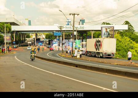 Foz do Iguacu, Brésil - Circa janvier 2020: Une vue sur les douanes du côté brésilien du pont de l'amitié (reliant le Brésil et le Paraguay Banque D'Images