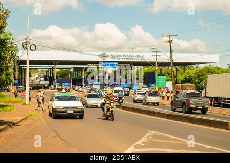 Foz do Iguacu, Brésil - Circa janvier 2020: Une vue sur les douanes du côté brésilien du pont de l'amitié (reliant le Brésil et le Paraguay Banque D'Images