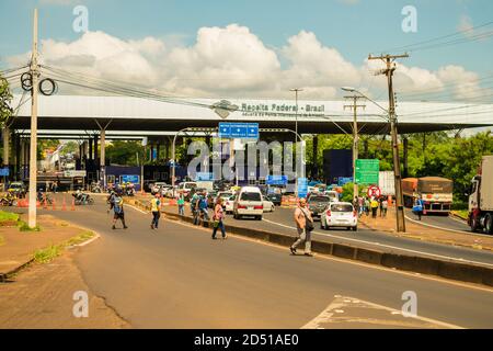 Foz do Iguacu, Brésil - Circa janvier 2020: Une vue sur les douanes du côté brésilien du pont de l'amitié (reliant le Brésil et le Paraguay Banque D'Images