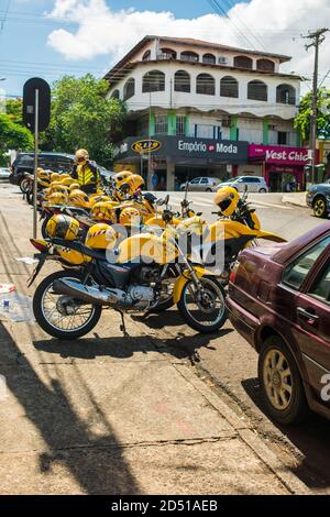 Foz do Iguaçu, Brésil - Circa janvier 2020: Service de Mototaxi dans le quartier de Vila portes Banque D'Images