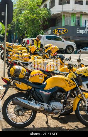 Foz do Iguaçu, Brésil - Circa janvier 2020: Service de Mototaxi dans le quartier de Vila portes Banque D'Images