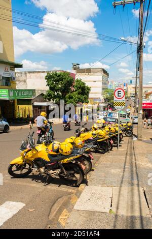 Foz do Iguaçu, Brésil - Circa janvier 2020: Service de Mototaxi dans le quartier de Vila portes Banque D'Images