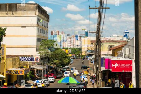 Foz do Iguacu, Brésil - Circa janvier 2020: Une vue sur le quartier de Vila portes, Ciudad del Este (Paraguay) en arrière-plan Banque D'Images