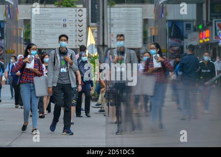 Kuala Lumpur, Malaisie. 12 octobre 2020. Des personnes portant des masques marchent dans une rue à Kuala Lumpur, Malaisie, 12 octobre 2020. La Malaisie a annoncé lundi la réintroduction de mesures de restriction des mouvements dans plusieurs zones, dont la capitale Kuala Lumpur, dans le but de contenir la récente augmentation des cas de COVID-19. Credit: Chong Voon Chung/Xinhua/Alay Live News Banque D'Images